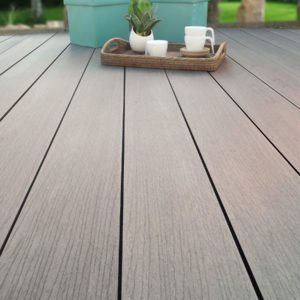 terrasse composite gris foncé carbone. rainures bois.